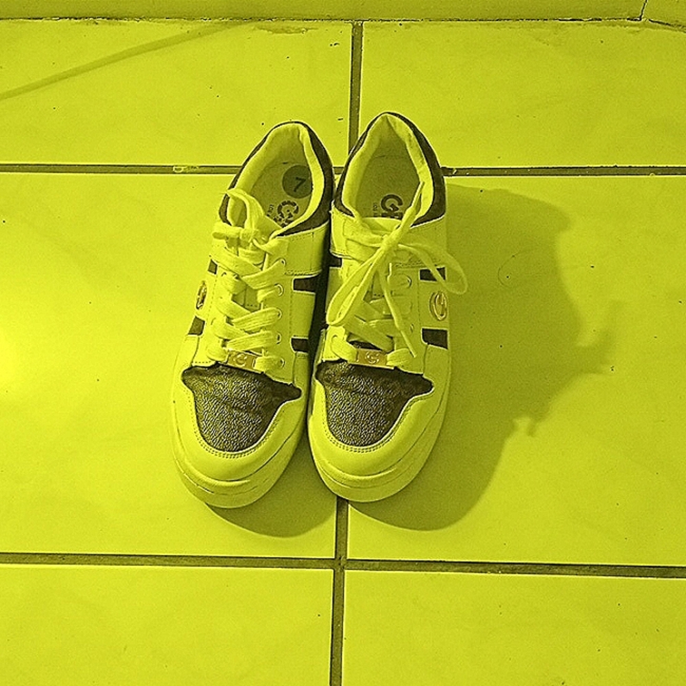 I'm selling a G los Angeles sneakers